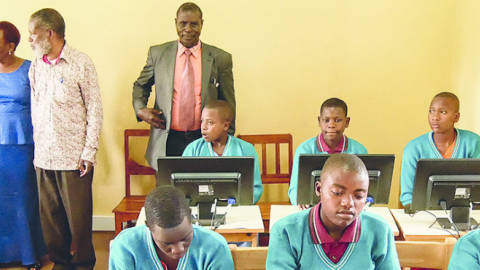Computerschule für Tansania