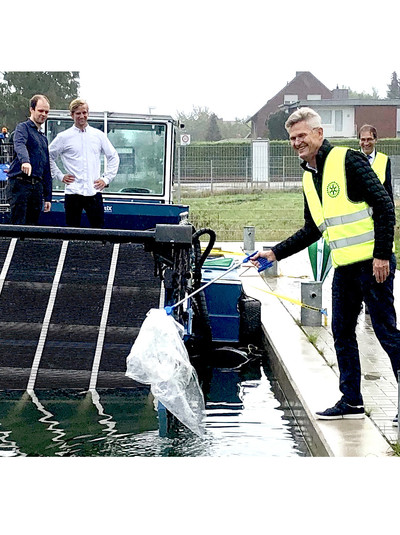 Aktuell - RI-Präsident Holger Knaack zu Besuch beim Plastikmüll-Sammelbootsbauer