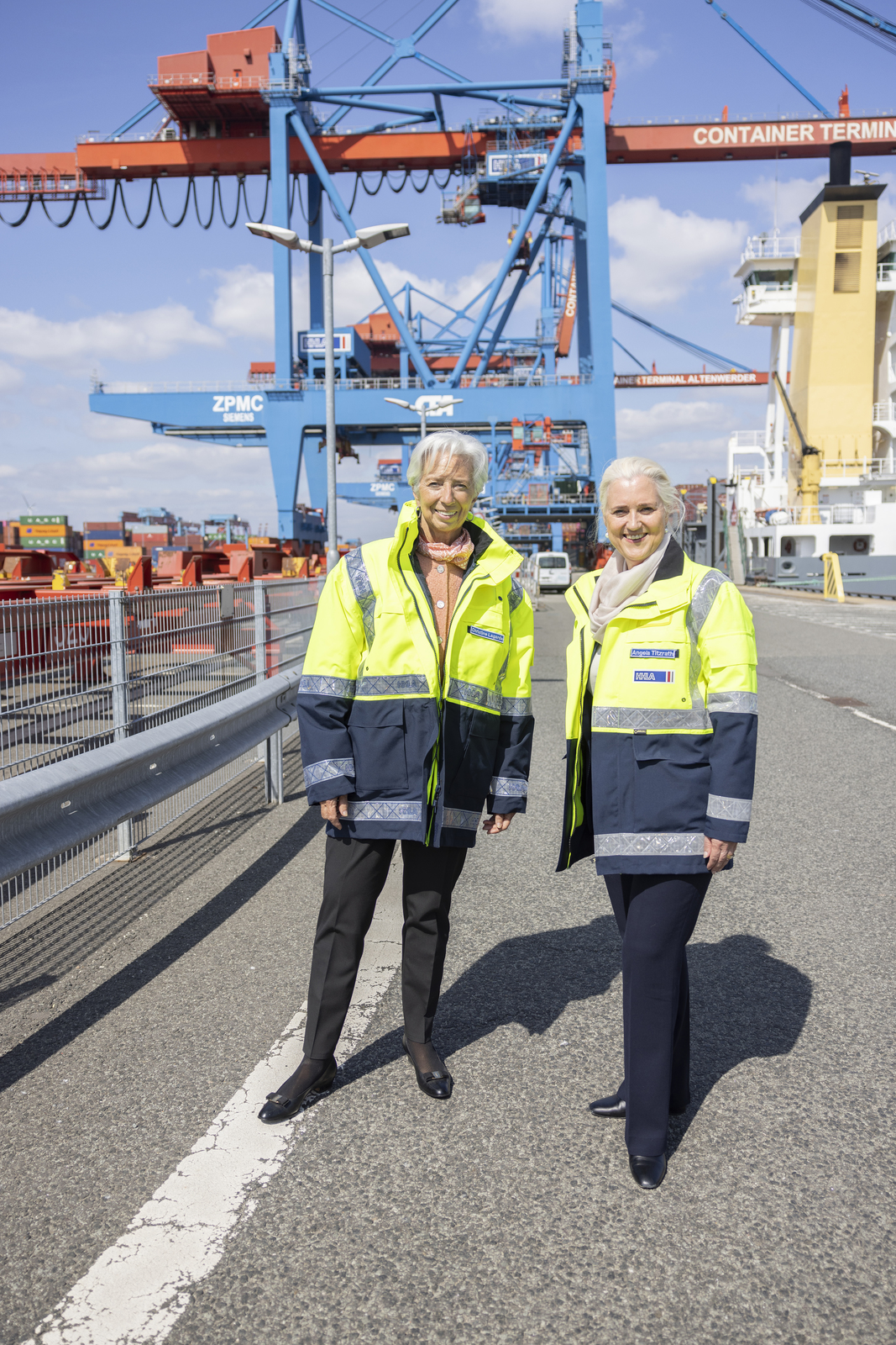 EZB-Präsidentin Christine Lagarde (links im Bild) trifft Angela Titzrath, HHLA- Vorstandsvorsitzende, auf dem HHLA Container Terminal Altenwerder.