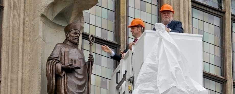 Rotarier stiften Statue an Erfurts Rathaus
