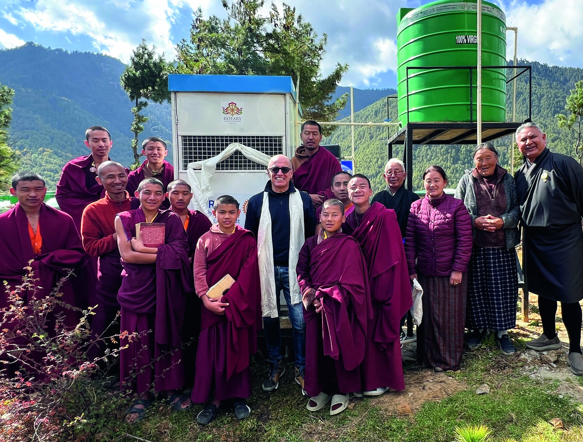 Sven Kaun-Feederle mit den Organisatoren vor Ort bei der Einweihung des ersten Wasserfilters in Bhutan Sven Kaun-Feederle mit den Organisatoren vor Ort bei der Einweihung des ersten Wasserfilters in Bhutan