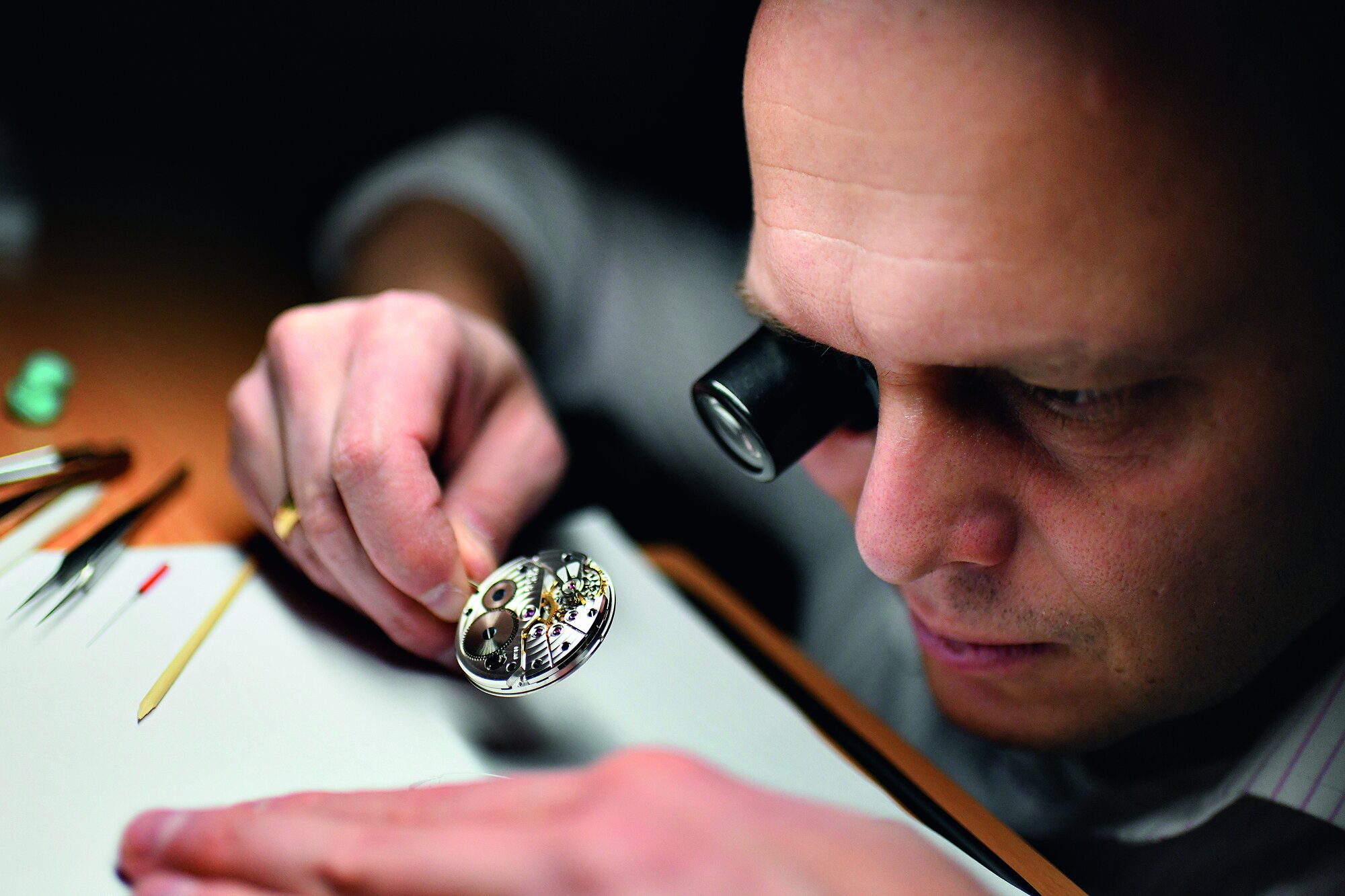 Ein gutes Auge und eine ruhige Hand sind wertvolle Eigenschaften für den Unternehmer und Uhrmacher Michael Albert Meyer