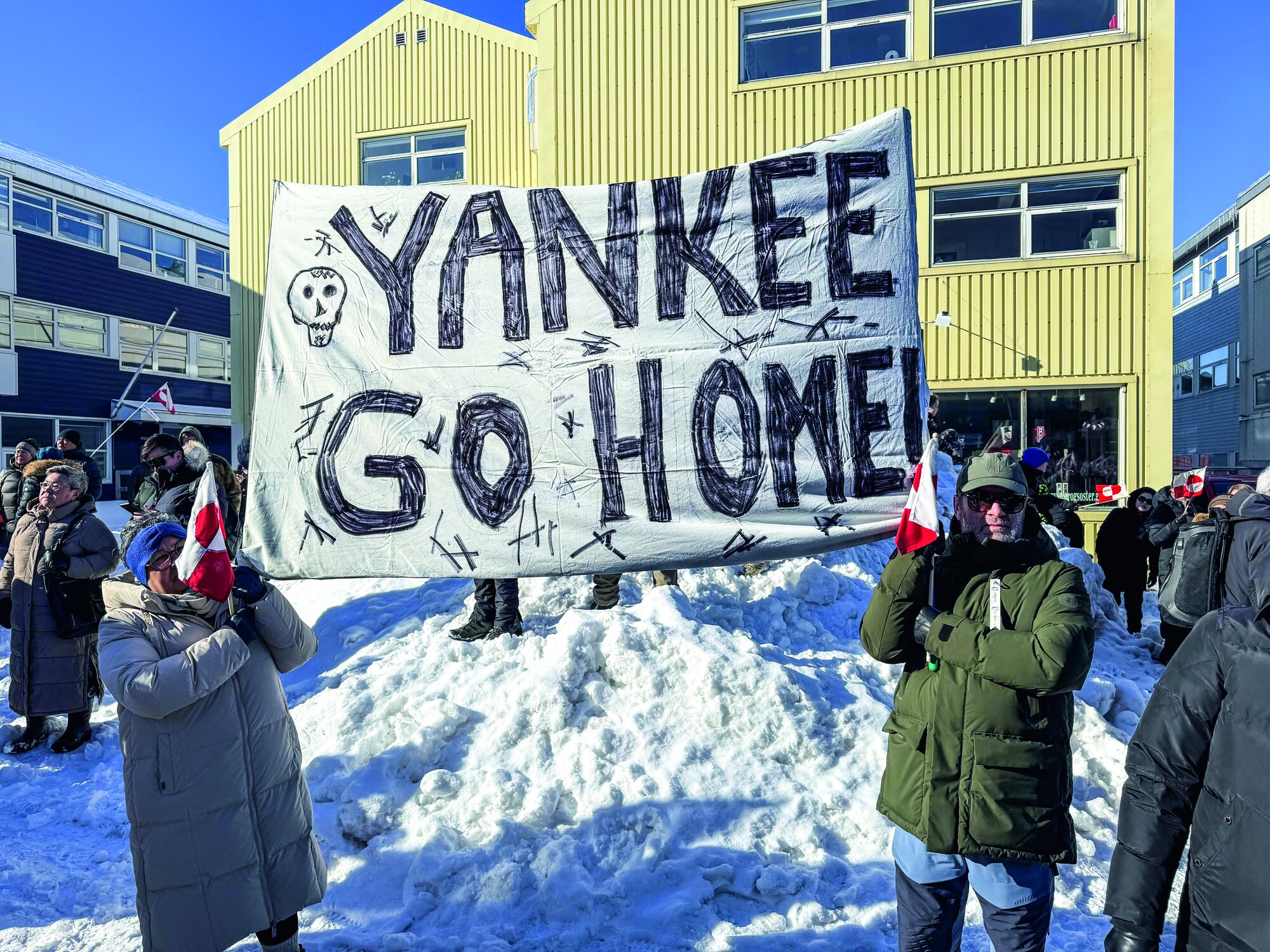Rund 1000 Grönländer versammeln sich im Stadtzentrum von Nuuk und marschieren zum US-Konsulat am Stadtrand, um gegen die Äußerungen von US-Präsident Donald Trump zur Souveränität ihres Landes zu protestieren