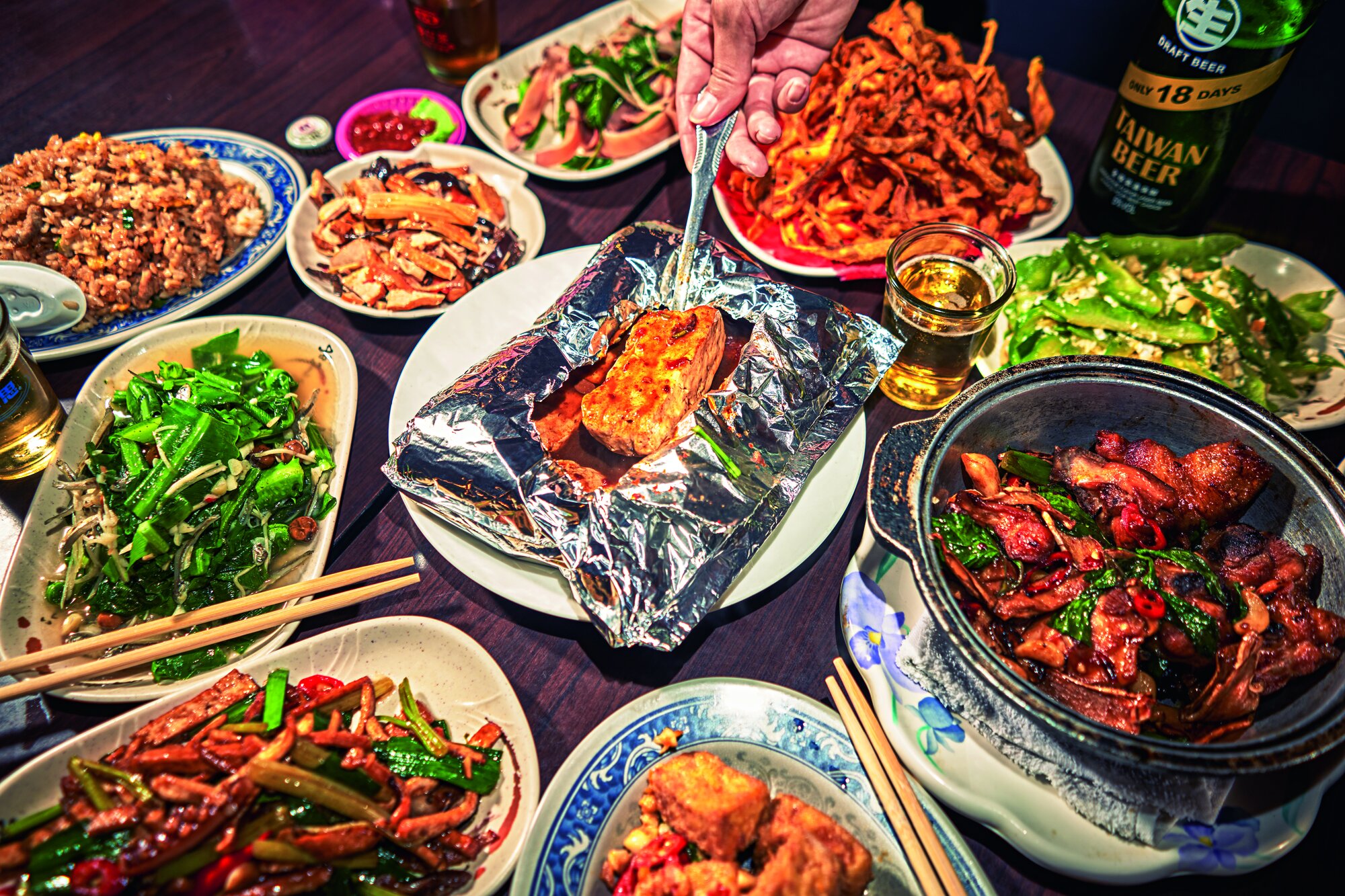 Die Küche Taiwans verbindet chinesische Regionaltraditionen mit japanischen, indigenen und südostasiatischen Einflüssen. Hier: eine Auswahl am Baxian Grill in Taipeh Die Küche Taiwans verbindet chinesische Regionaltraditionen mit japanischen, indigenen und südostasiatischen Einflüssen. Hier: eine Auswahl am Baxian Grill in Taipeh