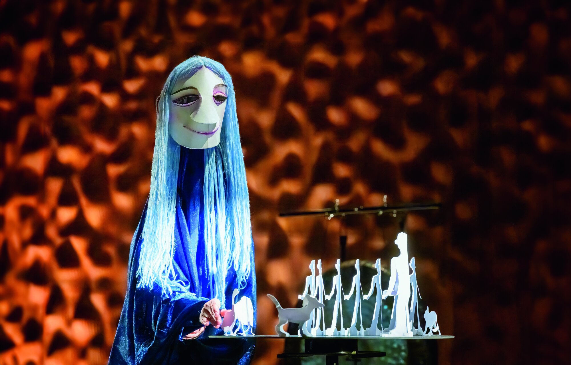 NU GWA aus: Geschöpft. Großfigur aus Papier (Rosersche Technik) und Stoff. Internationales Musiktheaterprojekt