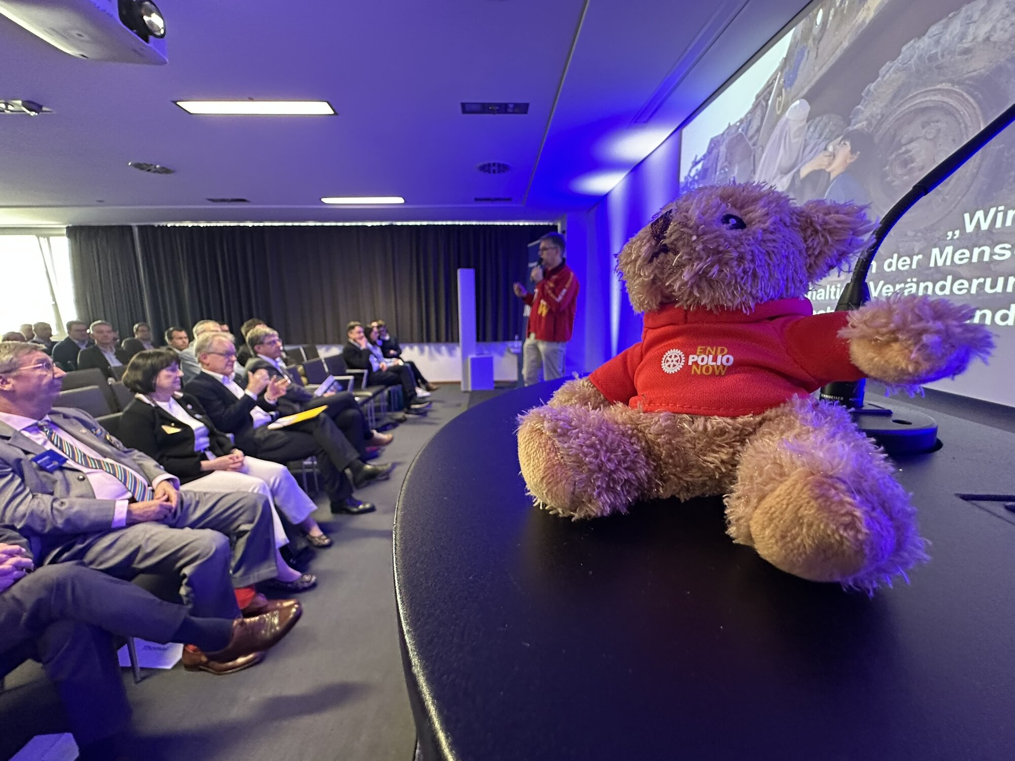Schleuss hielt einen bärenstarken Vortrag zur Geschichte und Entwicklung von End Polio Now" im City Palais Duisburg. Immer mit dabei: der Polio-Bär.