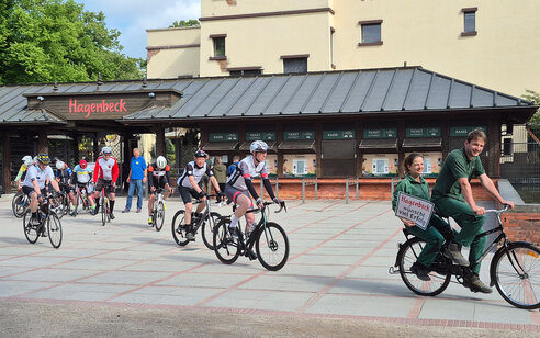Dann noch eine kurze Richtungsvorgabe und schon waren die Buffalo-Bike-Radler wieder auf Tour Dann noch eine kurze Richtungsvorgabe und schon waren die Buffalo-Bike-Radler wieder auf Tour