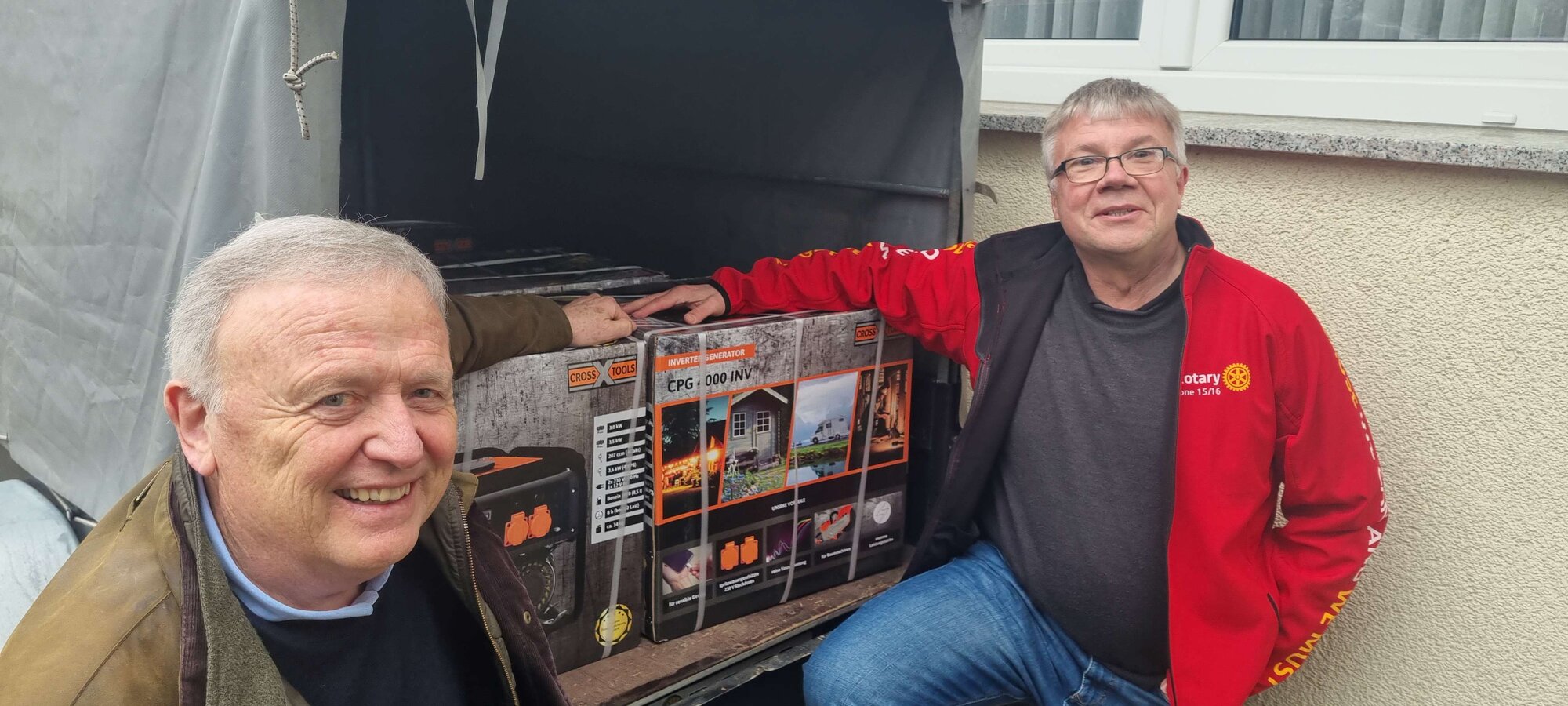 Governor Klaus Brodbeck nimmt die gelieferten Notstrom-Aggregate in Empfang.