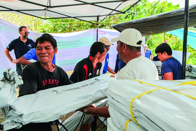Unter der Aufsicht von John Cleverley werden Hilfsgüter in Binabag im Norden der Insel Cebu entladen. Die Region wurde besonders stark von einem Taifun getroffen
