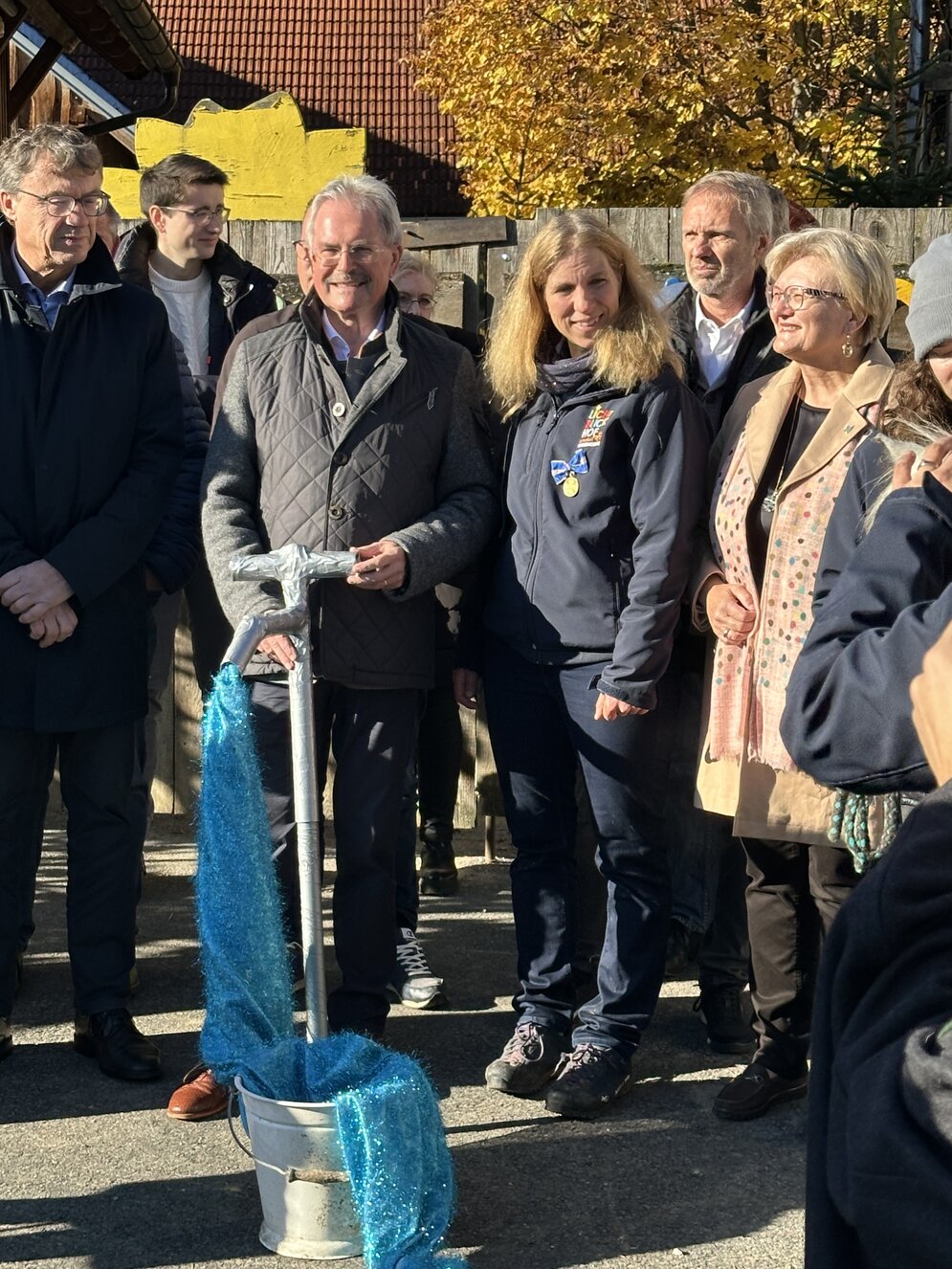 Der niederösterreichische Landtagspräsident Karl Wilfing, rechts daneben Roswitha Zink, ist als Ehrengast zu einem Fest geladen: Gefeiert wird unter anderem die Fertigstellung einer Wasserleitung