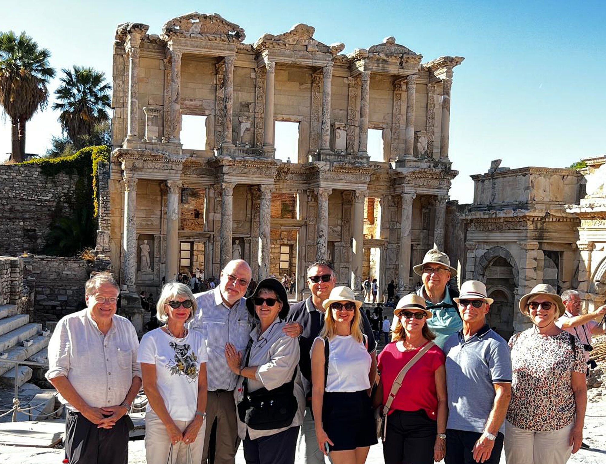 Die deutsche Reisegruppe vor den Überresten der antiken Celsius-Bibliothek in Ephesus Die deutsche Reisegruppe vor den Überresten der antiken Celsius-Bibliothek in Ephesus