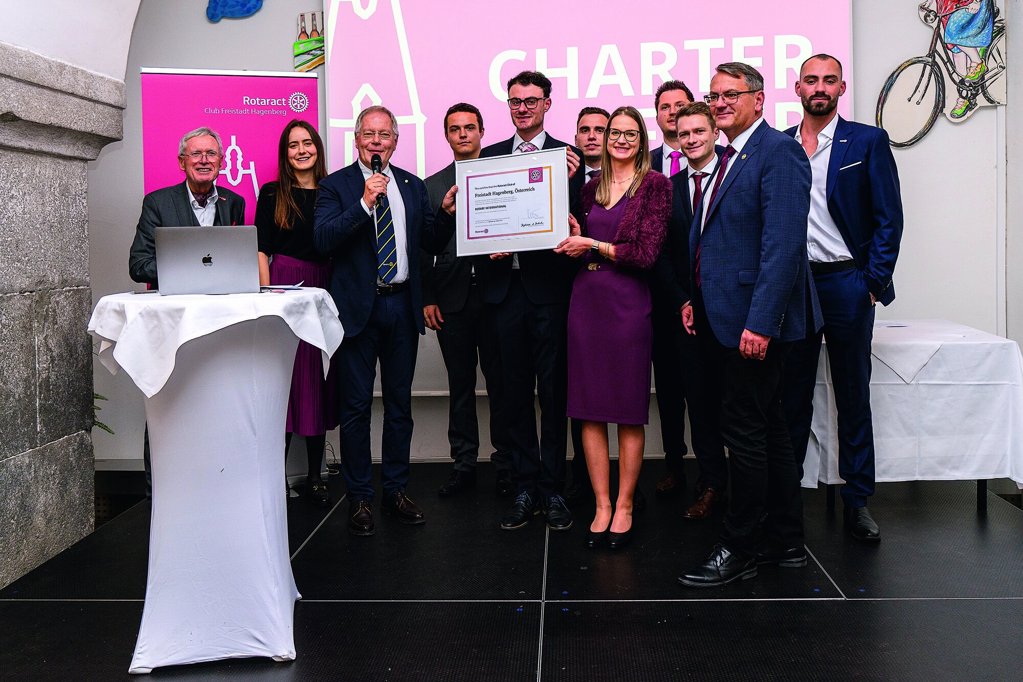 In Feierlaune bei der Charterfeier: Gov. Gustav Oberwallner (l.), Past-Gov. Peter Neuner (3. v. l.), Club-Präs. Susanne Riedler (M.), Roland Luger (2. v. r.) und die neuen Rotaract-Mitglieder In Feierlaune bei der Charterfeier: Gov. Gustav Oberwallner (l.), Past-Gov. Peter Neuner (3. v. l.), Club-Präs. Susanne Riedler (M.), Roland Luger (2. v. r.) und die neuen Rotaract-Mitglieder