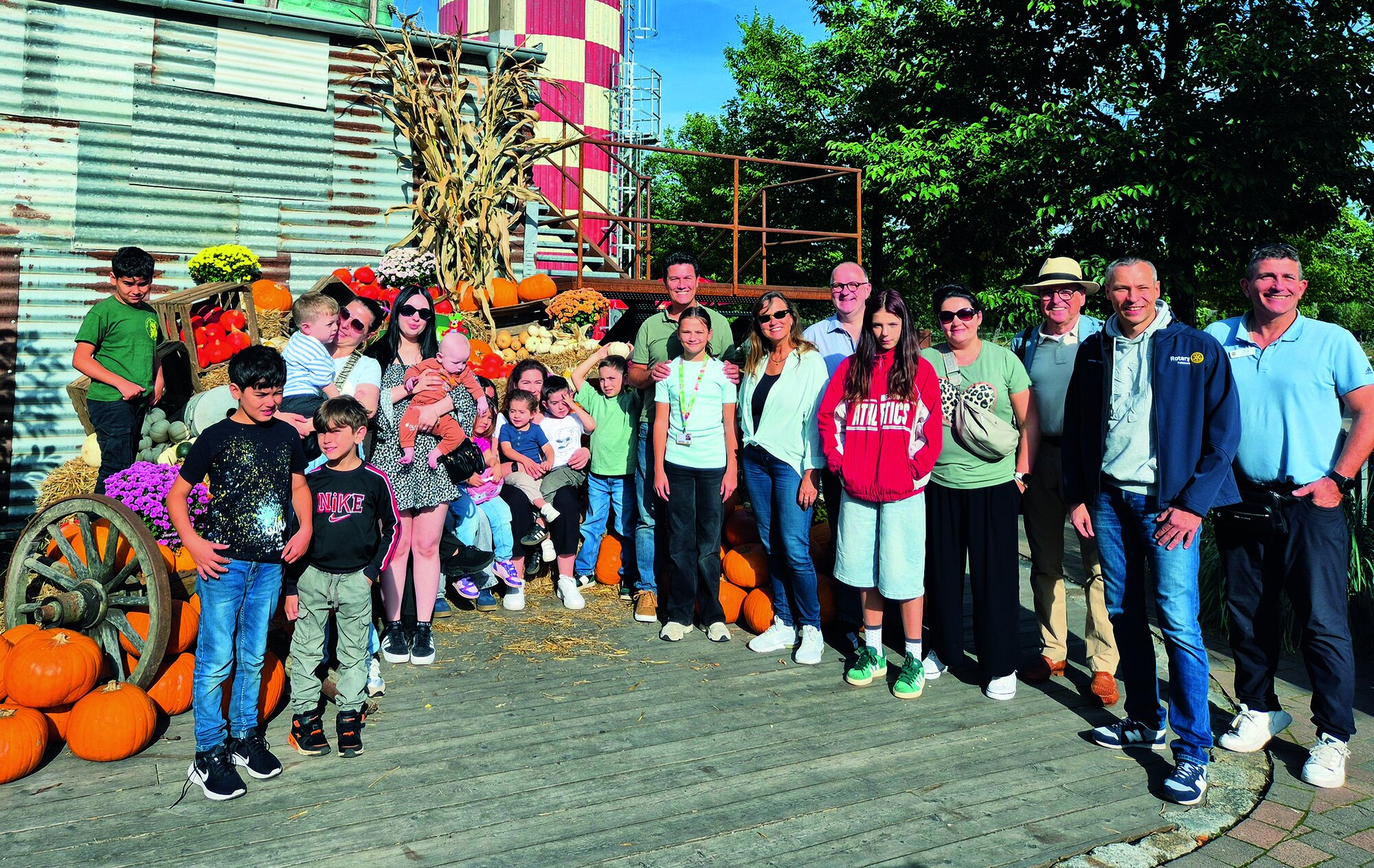 Eine unbeschwerte Zeit: Frauen und Kinder aus den Frauenhäusern gemeinsam mit dem Rotary Club Falkensee in Karls Erlebnisdorf