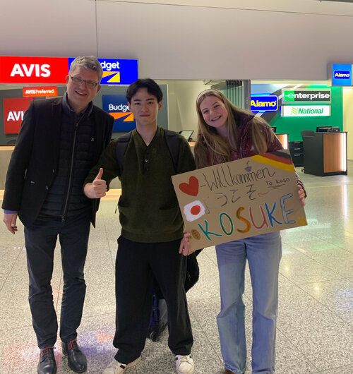 Der Medizinstudent Kosuge Fujita wird von seiner Gastfamilie, Uwe Rieske und Tochter Philine, in Deutschland begrüßt.