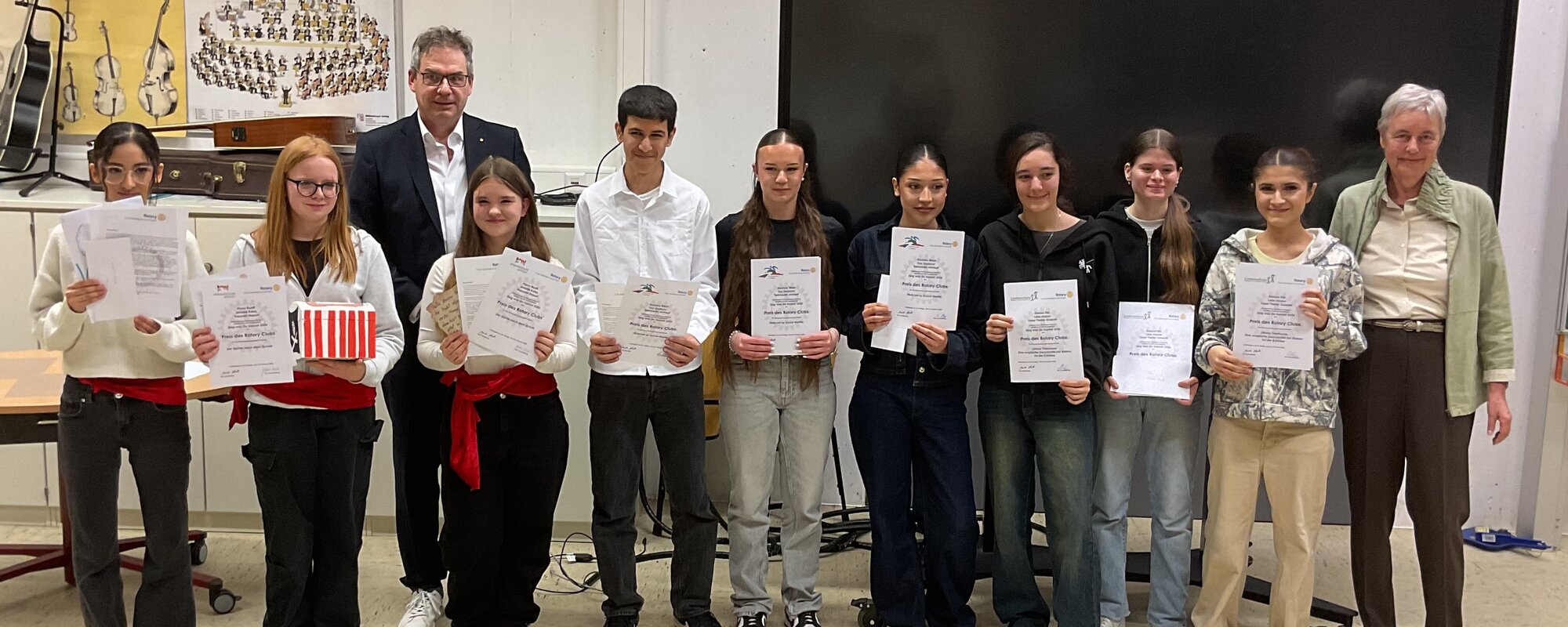 Die ausgezeichneten Schülerinnen und Schüler mit Ihren Urkunden.