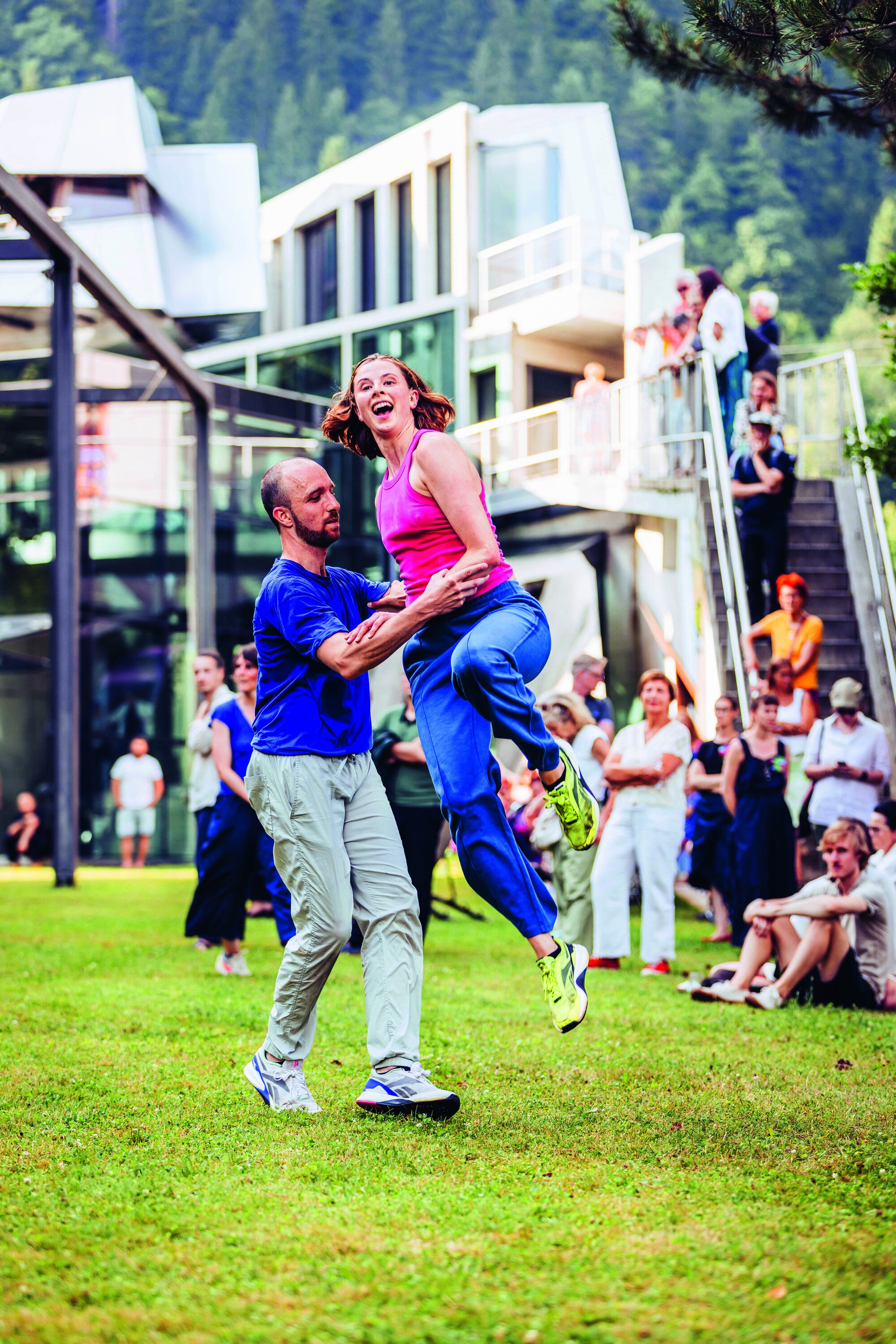 Der Carinthische Sommer unter Intendantin Nadja Kayali vereint Musik, Literatur und Diskurs – und Tanz, etwa 2025 bei Femenine Moves im Domenig Steinhaus am Ossiacher See
