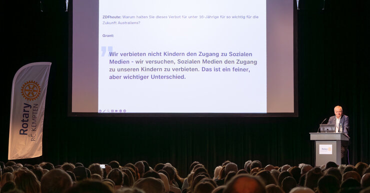 Pro. Manfred Spitzer beim Vortrag über die Gefahren digitaler Medien für Kinder und Jugendliche beim RC Kempten