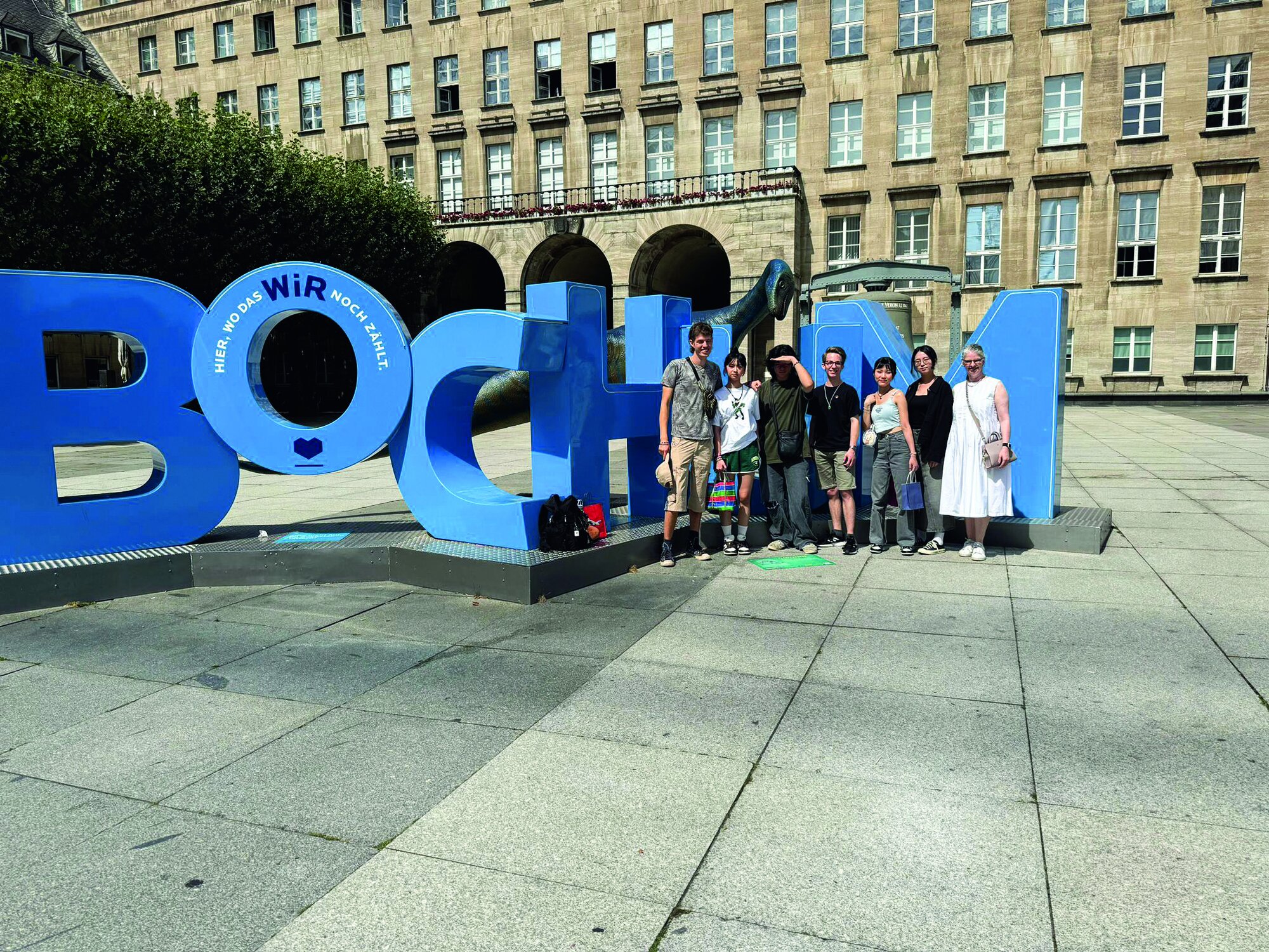 Das Team aus Taiwan mit Felix Rost (M.) und Inka Krude (r.) auf dem Rathausplatz in Bochum Das Team aus Taiwan mit Felix Rost (M.) und Inka Krude (r.) auf dem Rathausplatz in Bochum