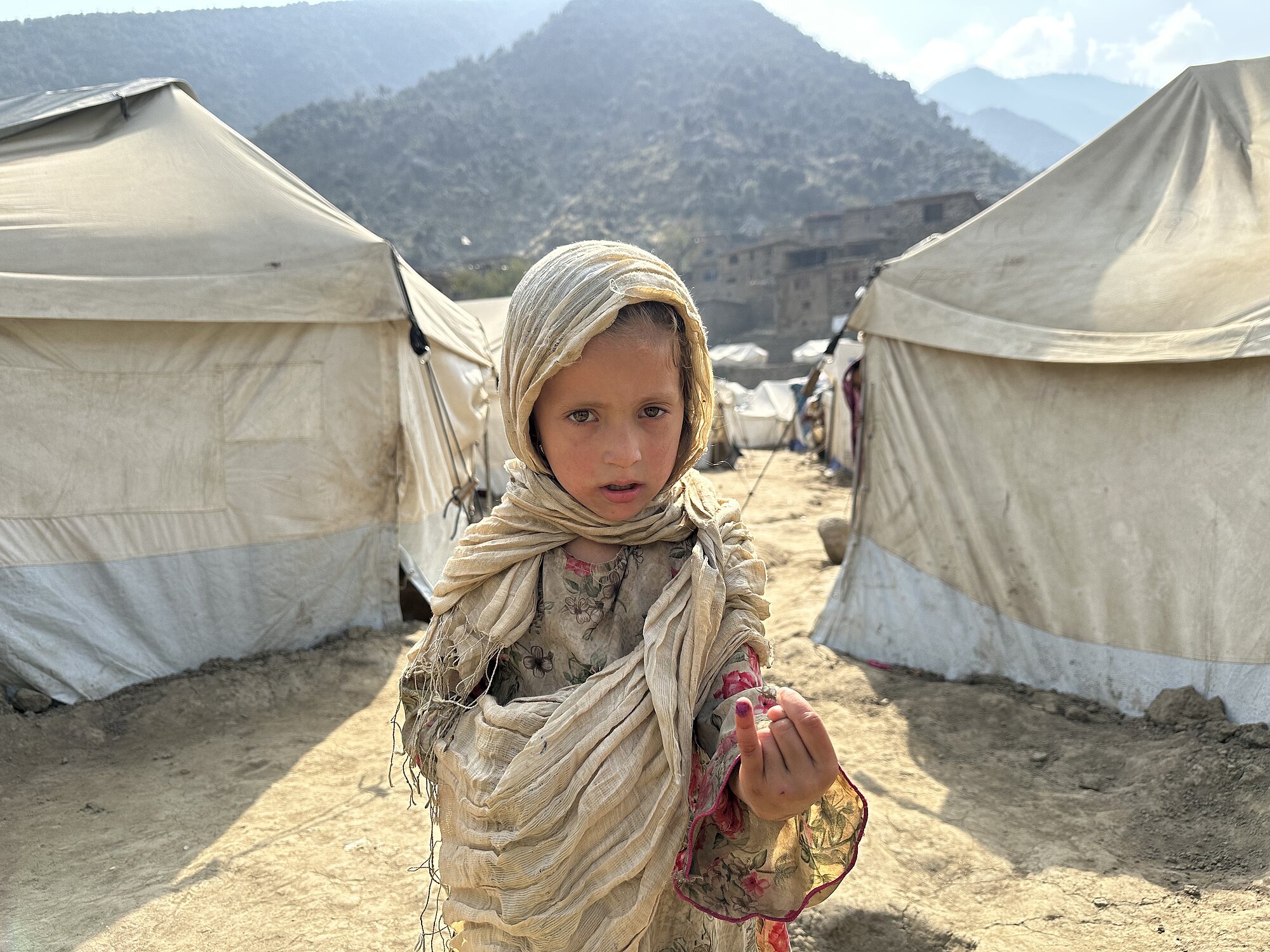 Ein Kind in Afghanistan zeigt seinen markierten Finger Ein Kind in Afghanistan zeigt seinen markierten Finger