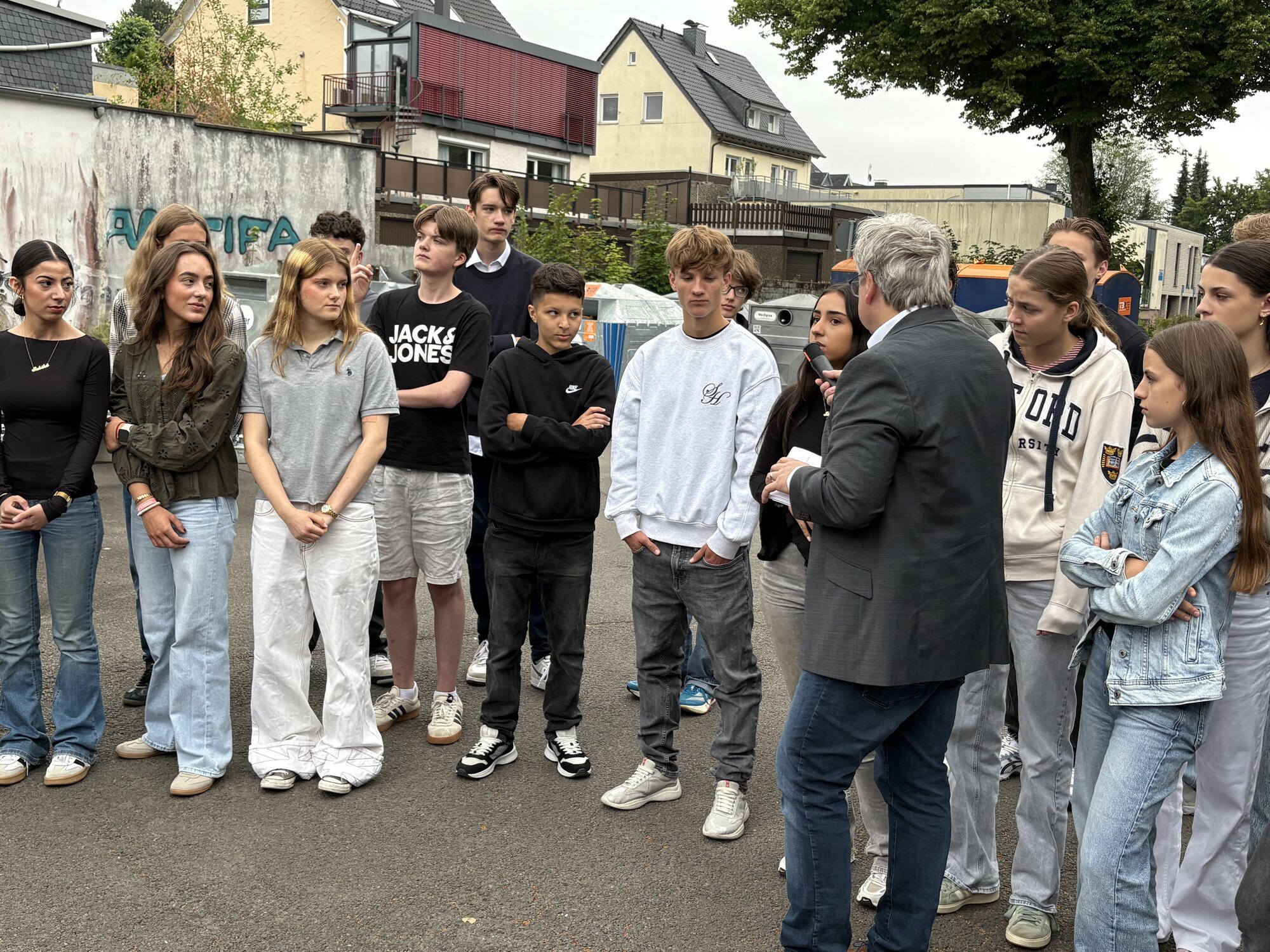 Die Schülerinnen und Schüler des Röntgen-Gymnasiums mit Moderator Axel Richter