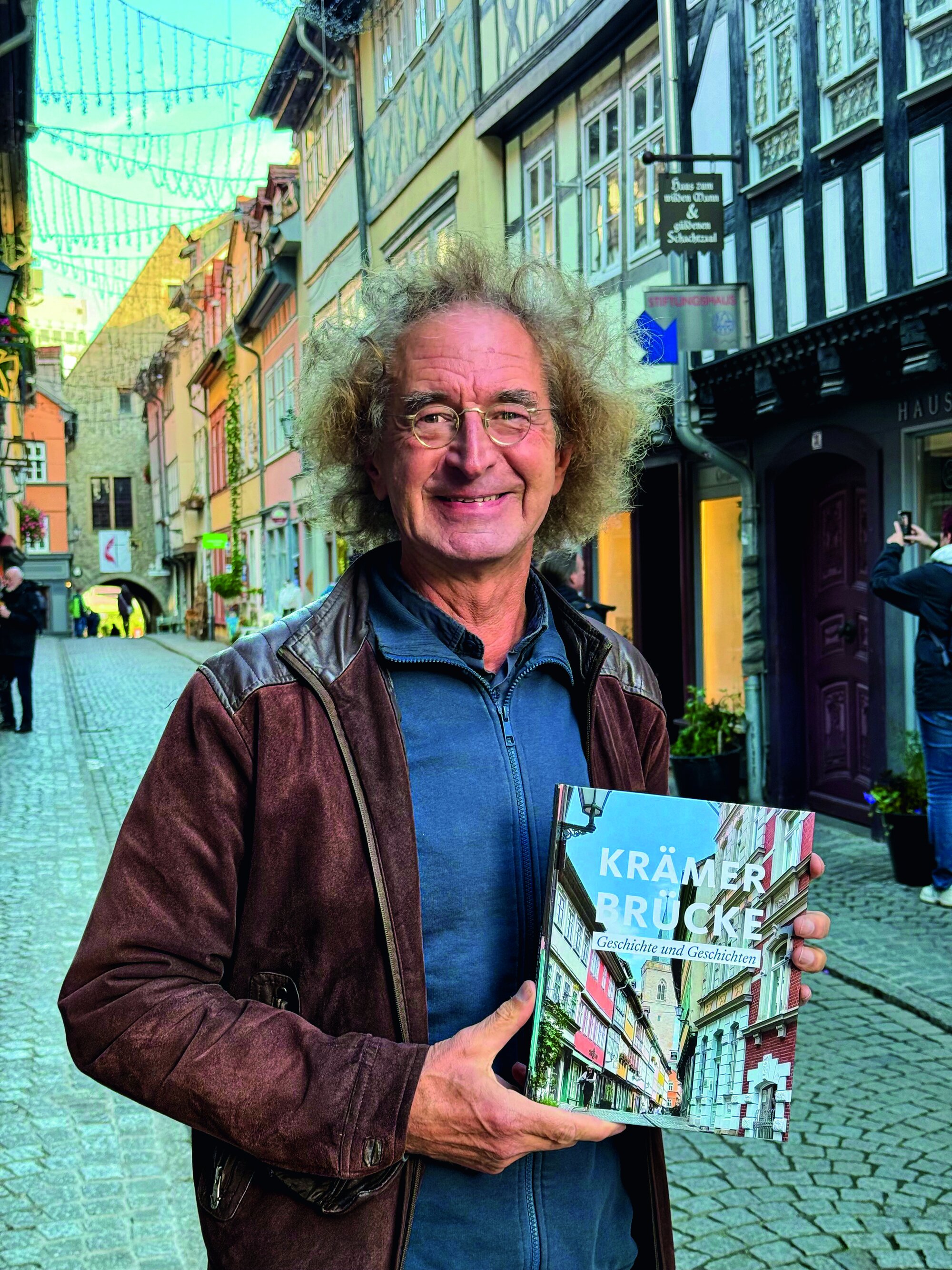 Rüdiger Kirsten mit dem Buch auf der Krämerbrücke in Erfurt Rüdiger Kirsten mit dem Buch auf der Krämerbrücke in Erfurt