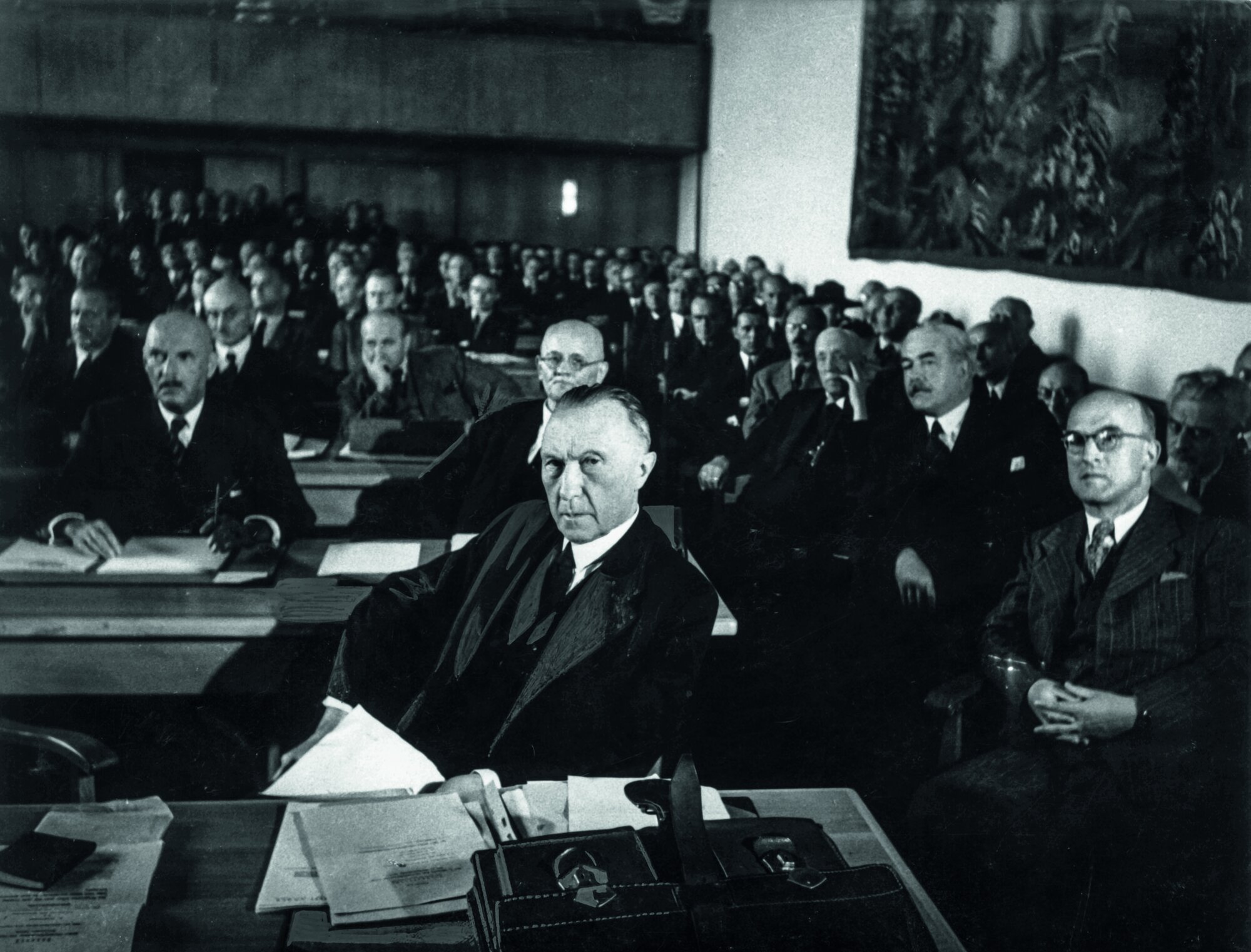 Blick in den Tagungsraum während der konstituierenden Versammlung des Parlamentarischen Rates in der Pädagogischen Akademie in Bonn. Alters-präsident Adolf Schönfelder eröffnete die Tagung, in deren Verlauf der erste Vorsitzende der CDU in der britischen Zone, Konrad Adenauer, zum Präsidenten und Adolf Schönfelder (Hamburg) zum stellvertretenden Präsidenten gewählt wurden