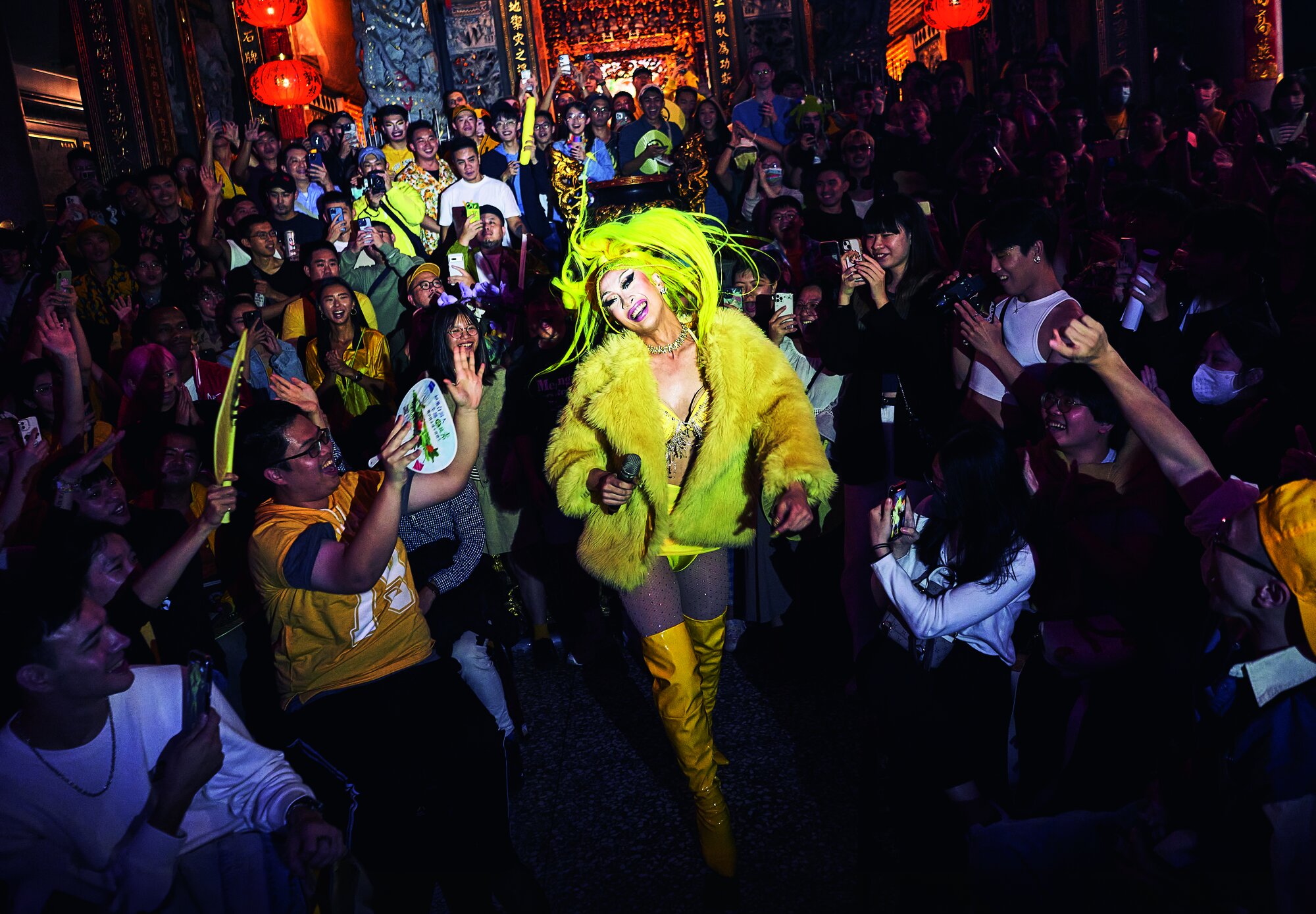 Der Drag-Performancekünstler Nymphia Wind tritt im Fuyou-Tempel im Stadtteil Beitou in Taipeh auf Der Drag-Performancekünstler Nymphia Wind tritt im Fuyou-Tempel im Stadtteil Beitou in Taipeh auf