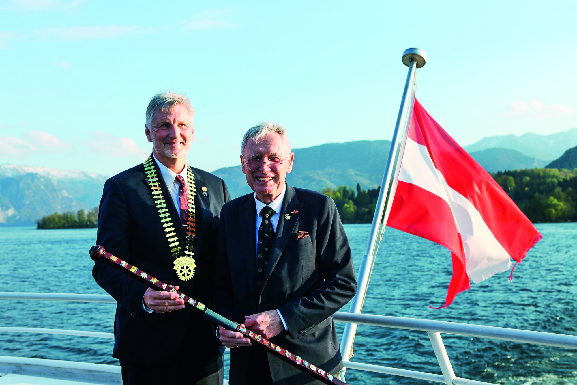 Was für ein Panorama, um den Governorstab samt Kette weiterzureichen: Auf einer Schifffahrt auf dem Traunsee übergab Gustav Oberwallner (rechts) das Amt des Governors an Eckehard Bauer.