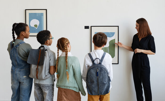 Kinder beim Besuch im Museum. (Symbolbild)