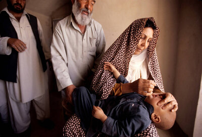 Ein Kind in Afghanistan wird gegen Polio geimpft