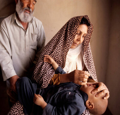 Ein Kind in Afghanistan wird gegen Polio geimpft