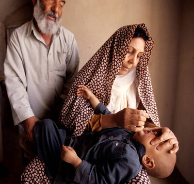 Ein Kind in Afghanistan wird gegen Polio geimpft