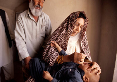 Ein Kind in Afghanistan wird gegen Polio geimpft