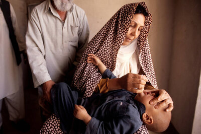 Ein Kind in Afghanistan wird gegen Polio geimpft