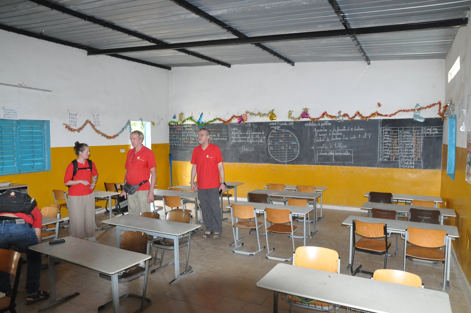Die Schulmöbel aus Deutschland stehen nun in einem Klassenraum im Senegal
