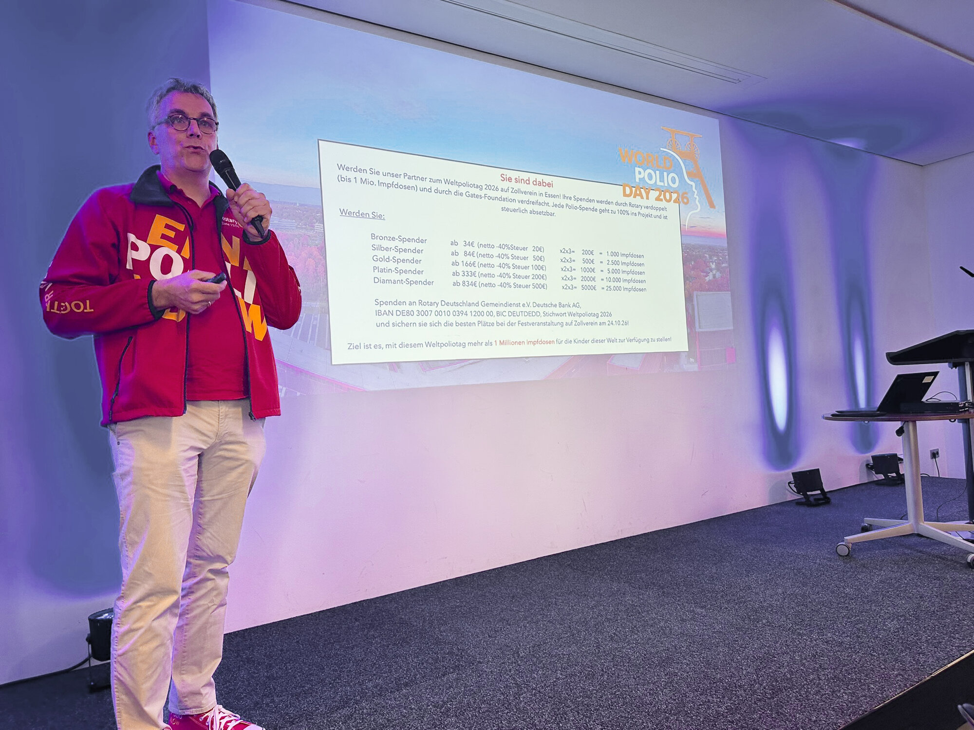Christian Schleuss rechnete beim PELS/SELS in Duisburg vor, mit welchen Geldspenden Rotarier zum Weltpoliotag 2026 wie viele Polio-Impfdosen finanzieren können.