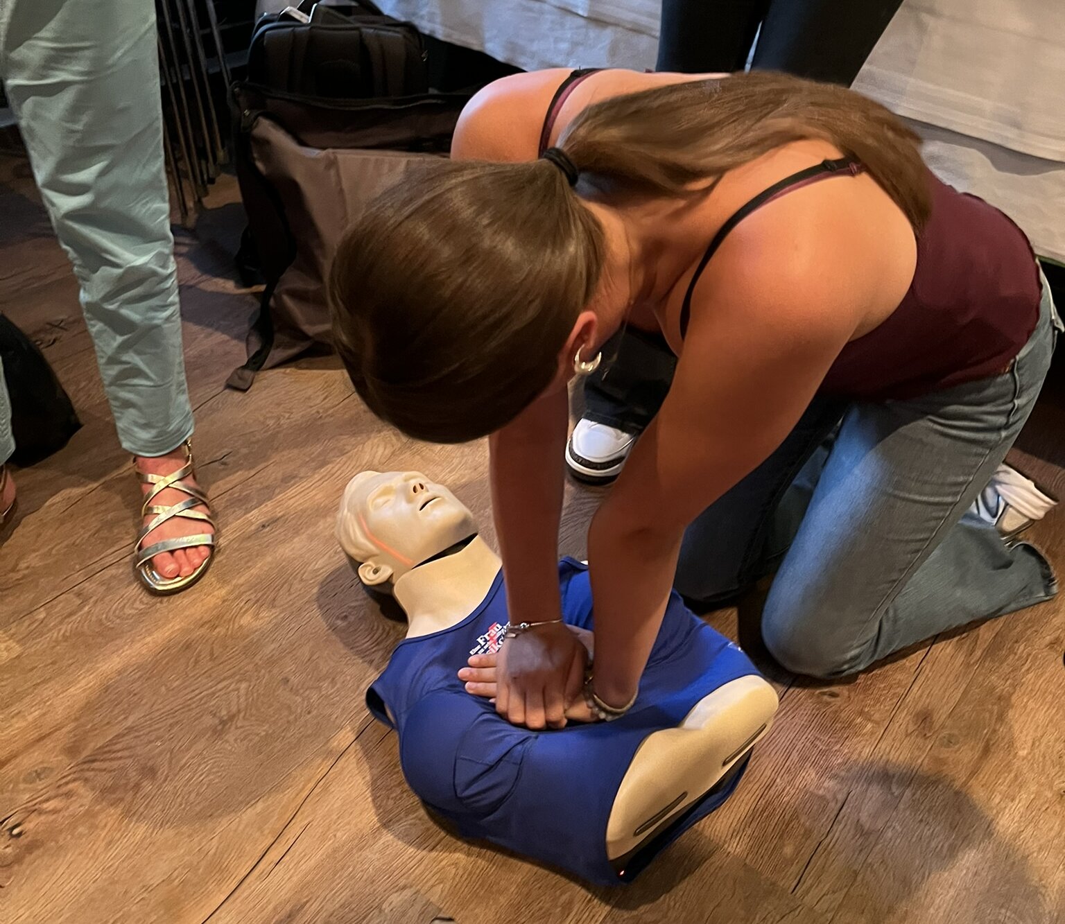 An der Puppe kann ausprobiert werden, wie stark der Druck bei der Massage sein sollte