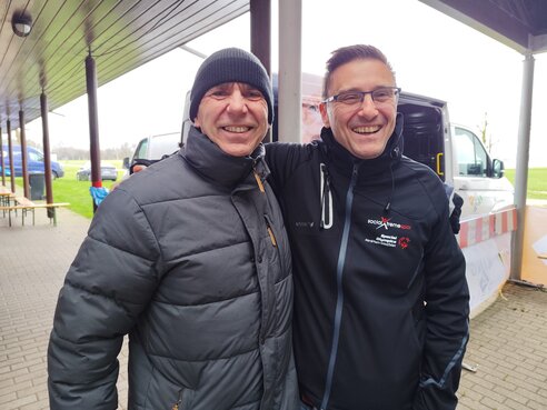 Neujahrsschwimmen Wesel: BU zu NJS8: Thorsten Witte (r.) und Herbert Brünsch waren die ersten Schwimmer, die am Auesee ankamen. Sie waren aus dem 60 Kilometer entfernten Wanne-Eickel angereist.