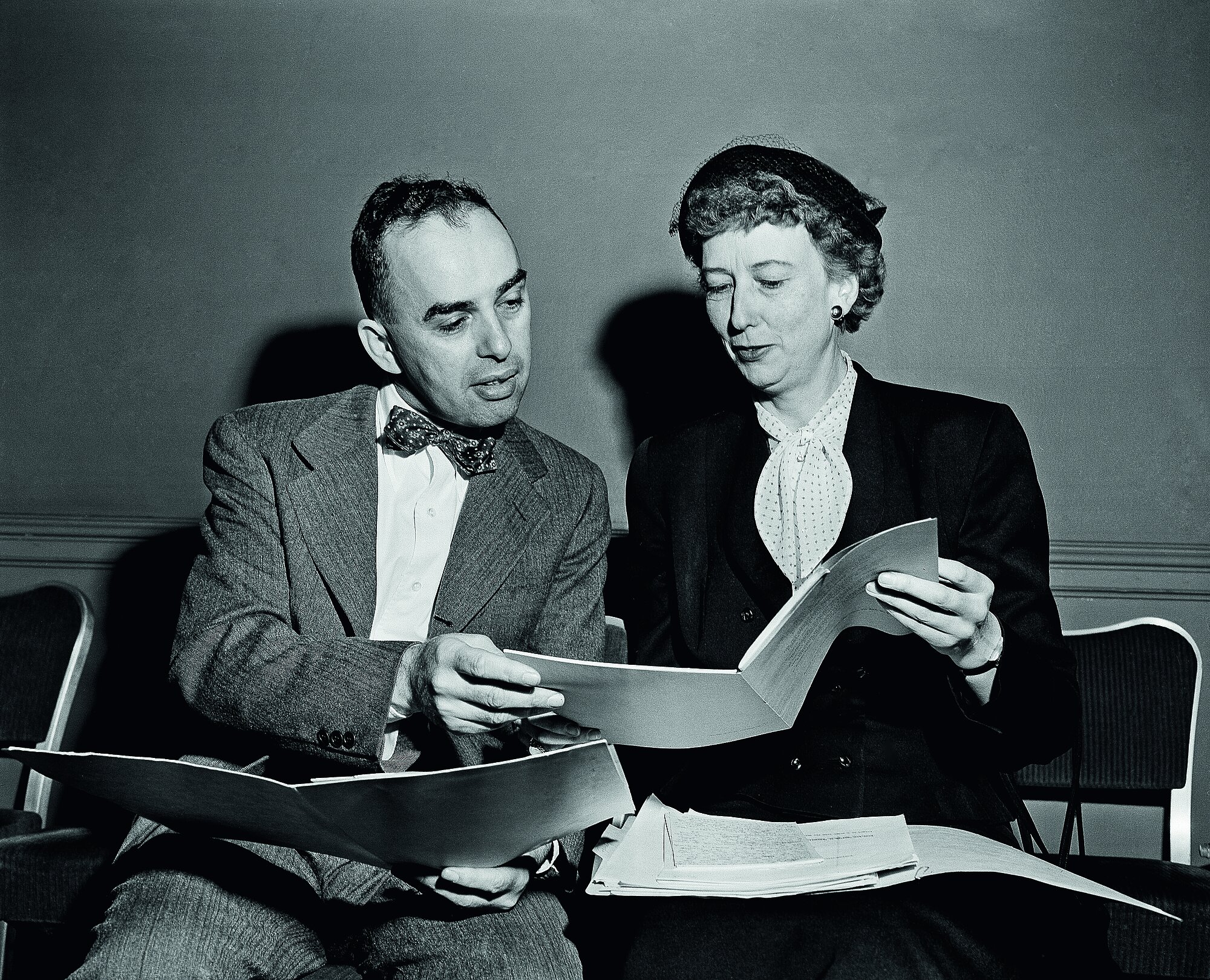 Einblick ins Jahr 1952: Neben Dr. Dorothy Horstmann sitzt Dr. David Bodian, der ebenfalls Forschungen zum Polio-Virus im Blutkreislauf vornahm Einblick ins Jahr 1952: Neben Dr. Dorothy Horstmann sitzt Dr. David Bodian, der ebenfalls Forschungen zum Polio-Virus im Blutkreislauf vornahm