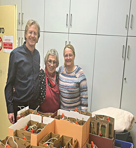 Inge Spranger, Renate Unseld und Ralf Spranger beim Verteilen der der liebevoll gepackten Weihnachtstüten an Obdachlose