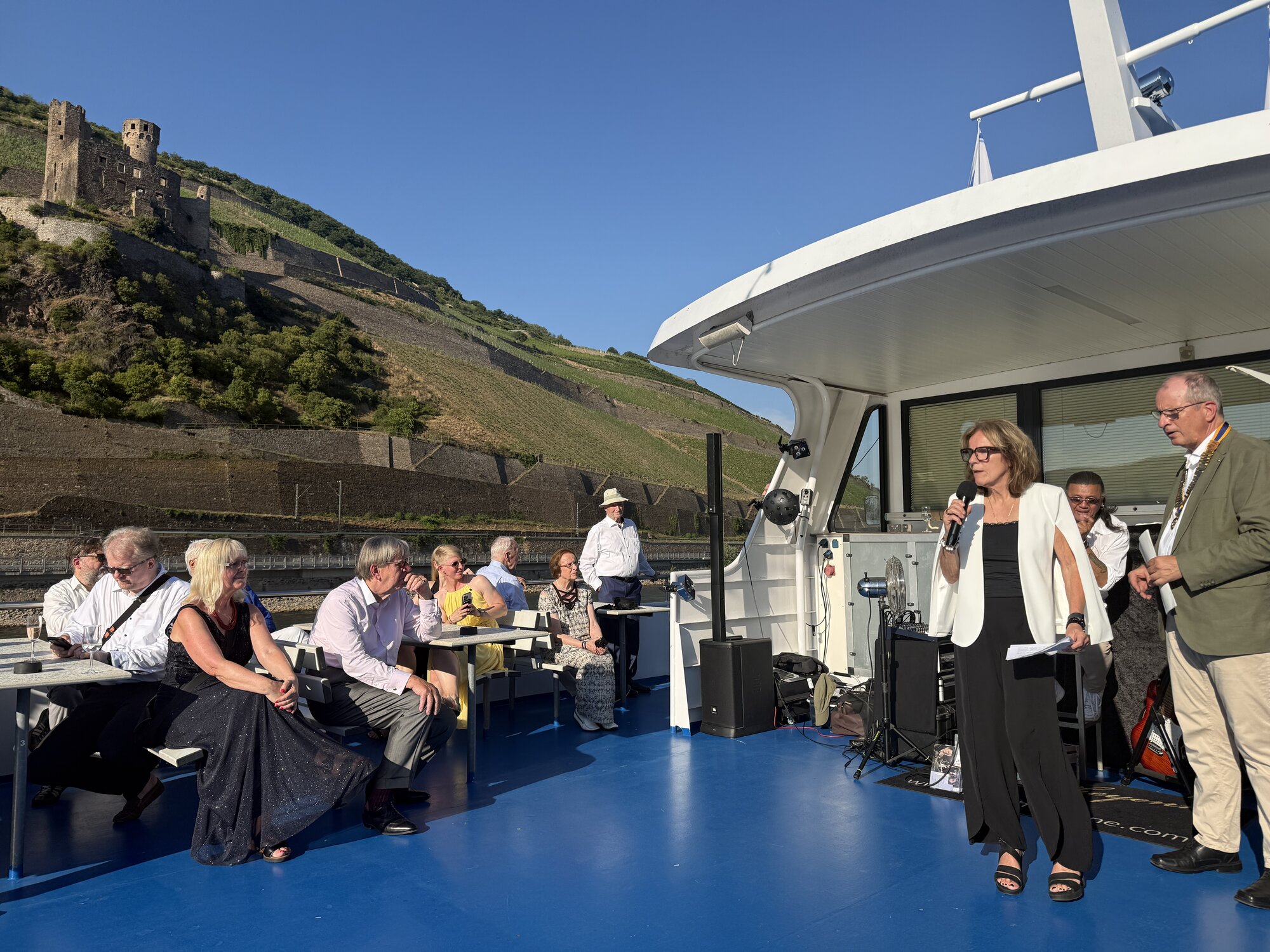 Governerin Gisela Falk mit Präsident Caspar Söling bei der Vorbeifahrt an der Burg Ehrenfels