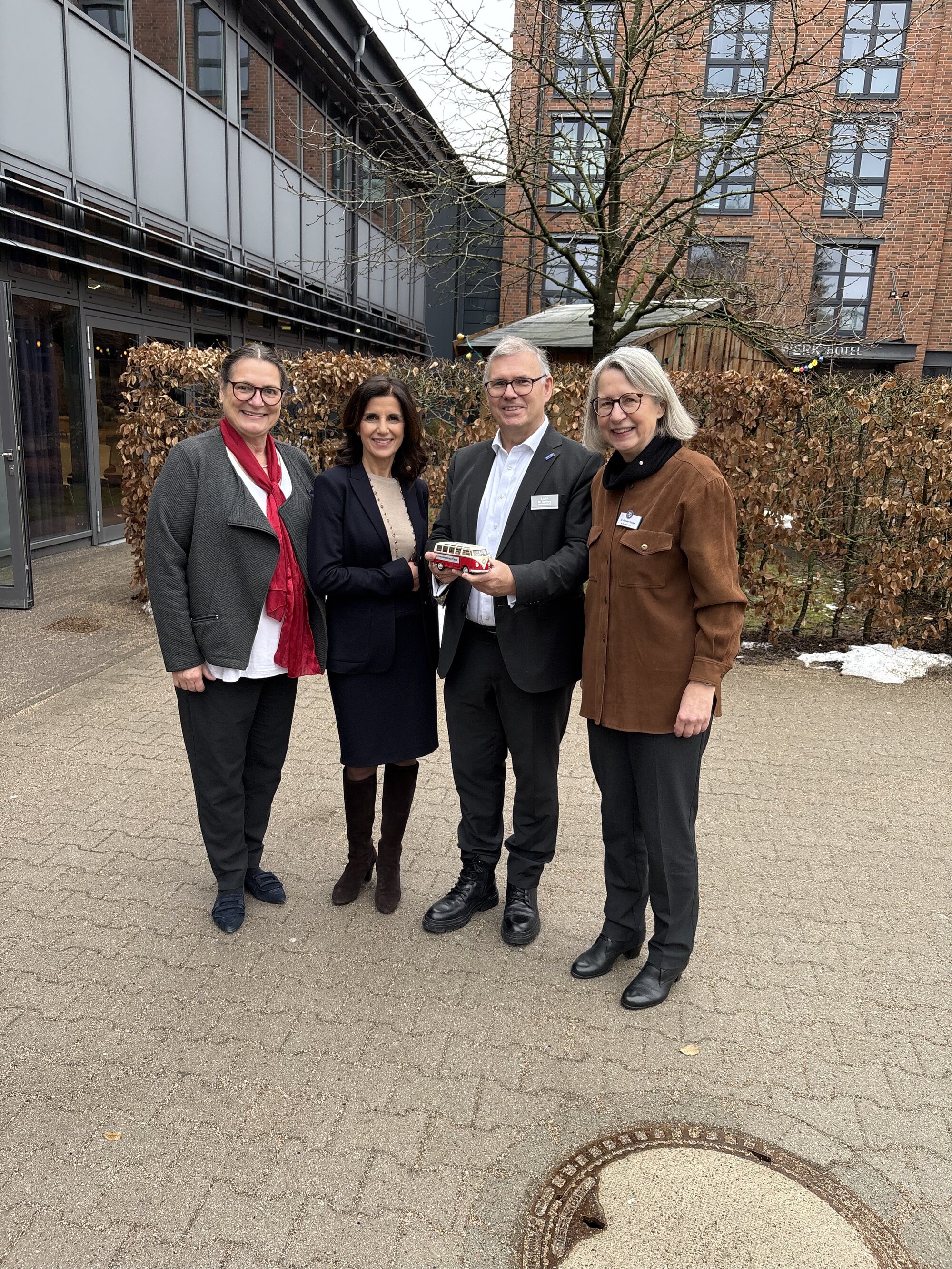 Die Governor-Stafette bis 2029: (von links), Gesa Völkl, Governor Mariam Ipektchi, Michael Labe und Renate Taugs Die Governor-Stafette bis 2029: (von links), Gesa Völkl, Governor Mariam Ipektchi, Michael Labe und Renate Taugs