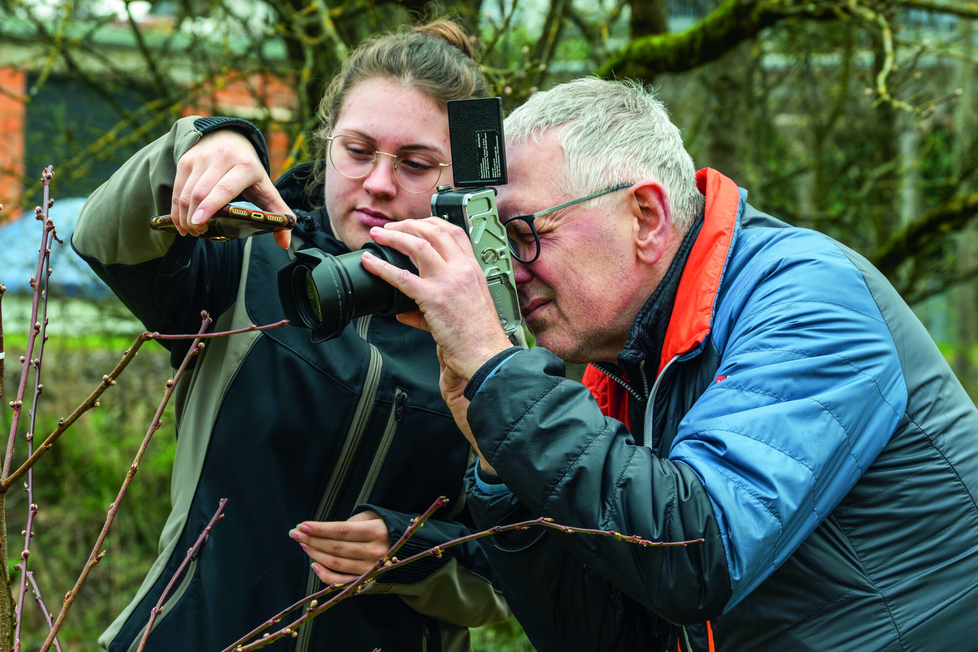 Anna, Mitglied der Fotogruppe, zeigt Peter Martin (RC Fränkische Schweiz-Wiesenttal), worauf es bei der Makrofotografie ankommt
