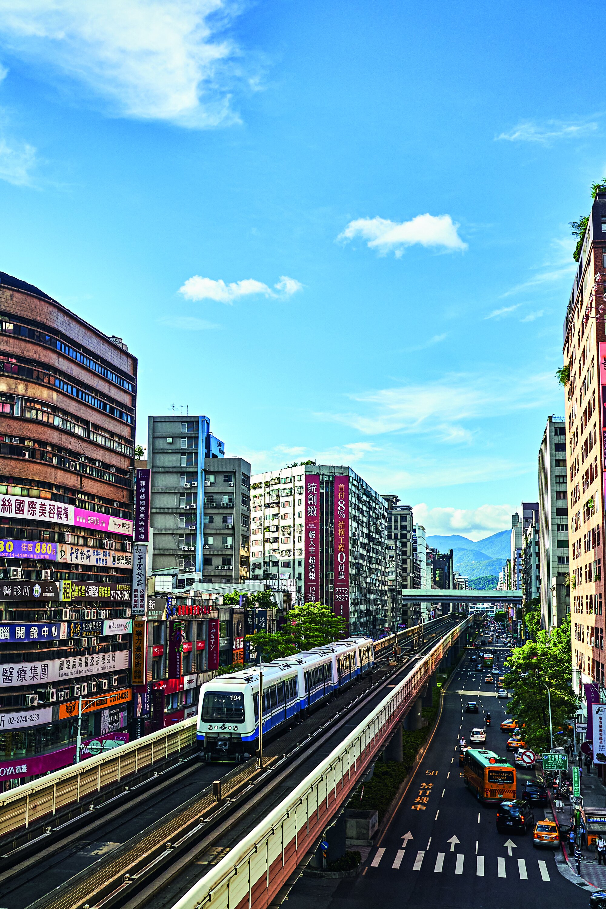Oben, unten, mittendrin: Szene an der MRT-Station Zhongxiao Fuxing in Taipeh mit Blick auf die Fuxing Road