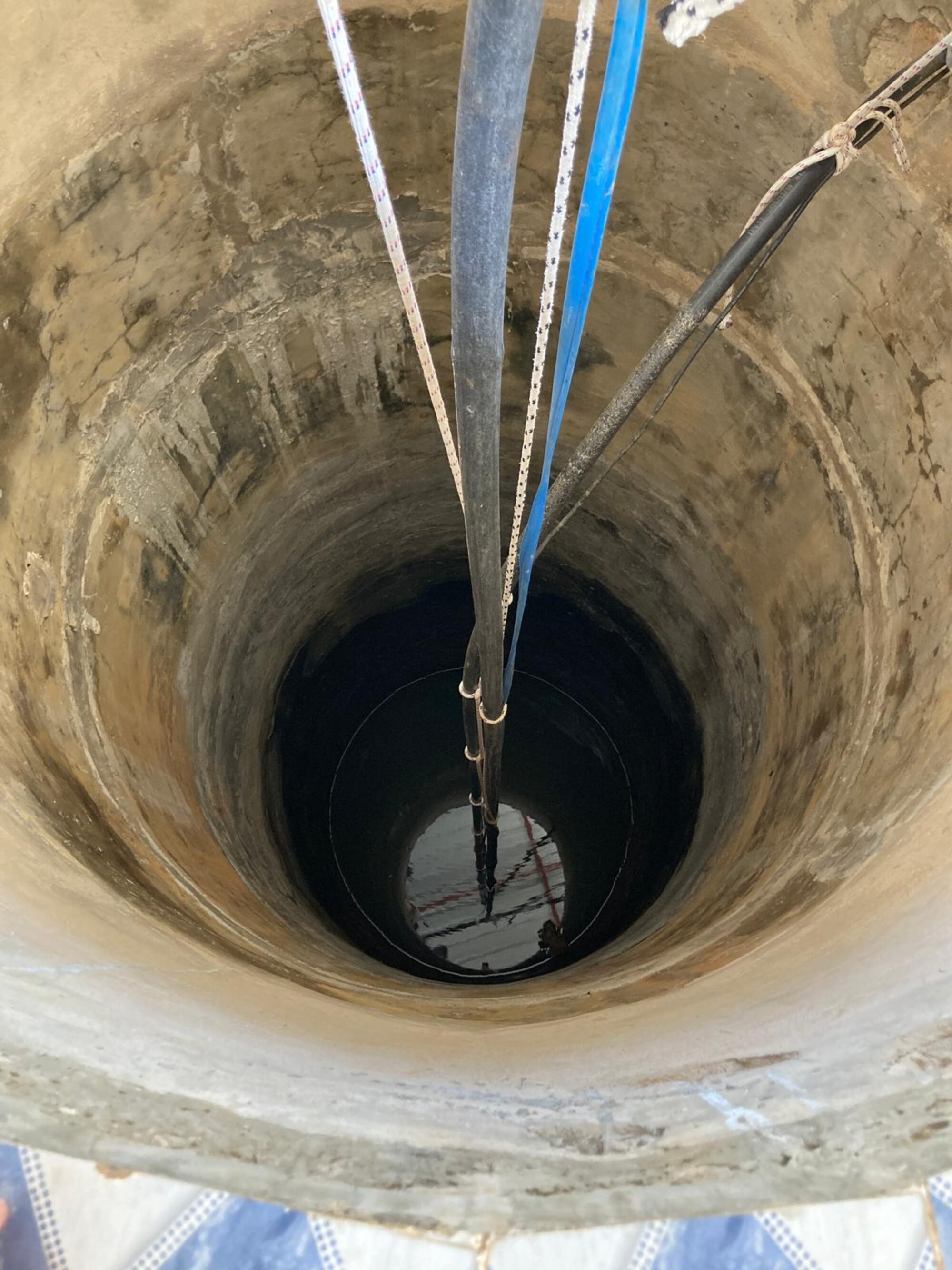 Blick in den Brunnen, aus dem nun sauberes Wasser gefördert wird Blick in den Brunnen, aus dem nun sauberes Wasser gefördert wird
