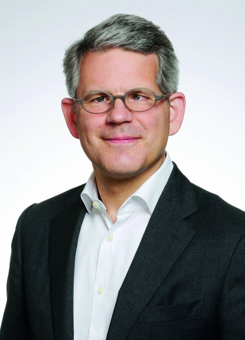 Jörg Thierfelder (RC Hamburg) ist Gründer der Personalberatung Human Advisory. Er berät bei der wBesetzung von Führungspositionen und der Zusammenarbeit von Führungs- und Aufsichtsgremien. Jörg Thierfelder ist Mitglied im ältesten Rotary Club Deutschlands, dem RC Hamburg. Er sagt: „Die Vernetzung von Führungs- und Verantwortungspersönlichkeiten, die sich aktiv für soziale Hilfe und gesellschaftliches Miteinander einsetzen, ist mit einem besonderen Anspruch verbunden.“