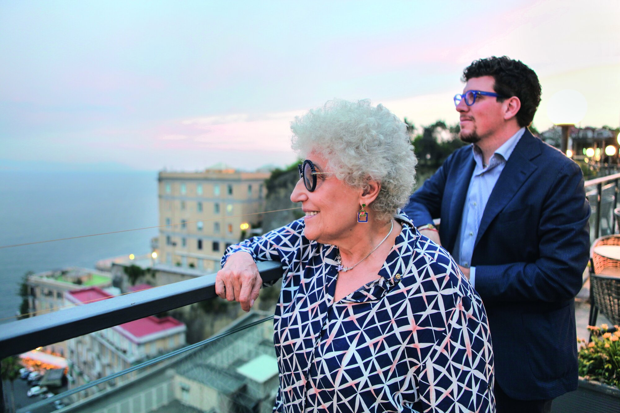 Enge Zusammenarbeit: Ada Quirino und Gianmauro di Lauro schätzen sich. Hier genießen sie den Blick über den Golf von Neapel Enge Zusammenarbeit: Ada Quirino und Gianmauro di Lauro schätzen sich. Hier genießen sie den Blick über den Golf von Neapel