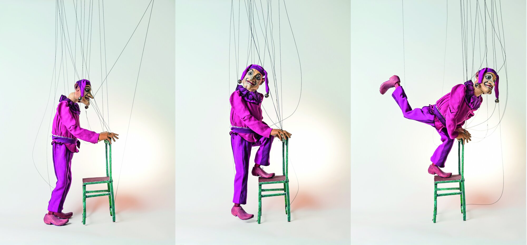 Beim Fadenspiel mit Marionetten werden mehrere dünne Fäden an beweglichen Punkten der Figur befestigt und oben an einem Steuerkreuz gehalten, das der Spieler mit den Händen führt …