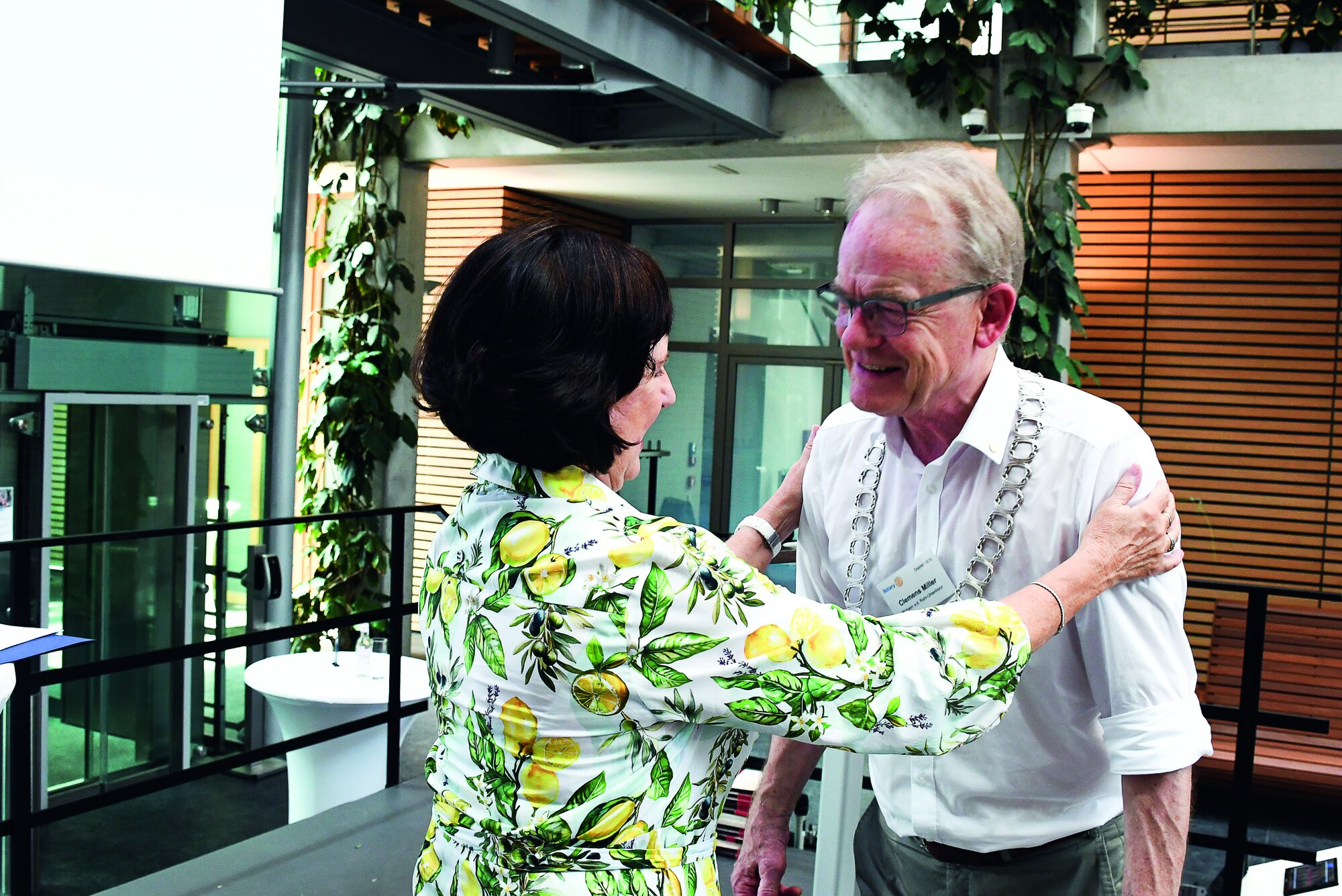 Governorin Elke Bartels (RC Duisburg) übergibt die Amtskette an Nachfolger ­Clemens ­Miller (RC Mülheim-Uhlenhorst)