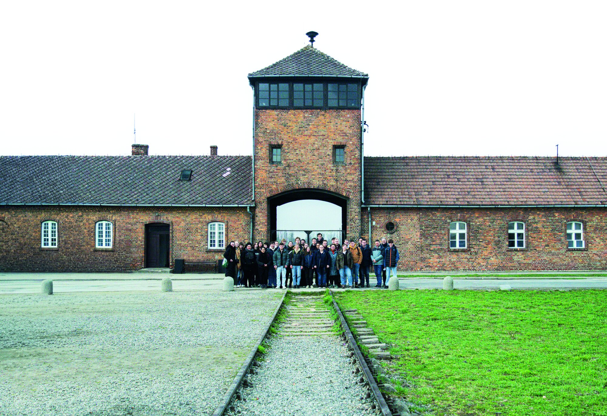 Der Besuch in Auschwitz hinterließ tiefe Spuren bei der Gruppe um Klassen